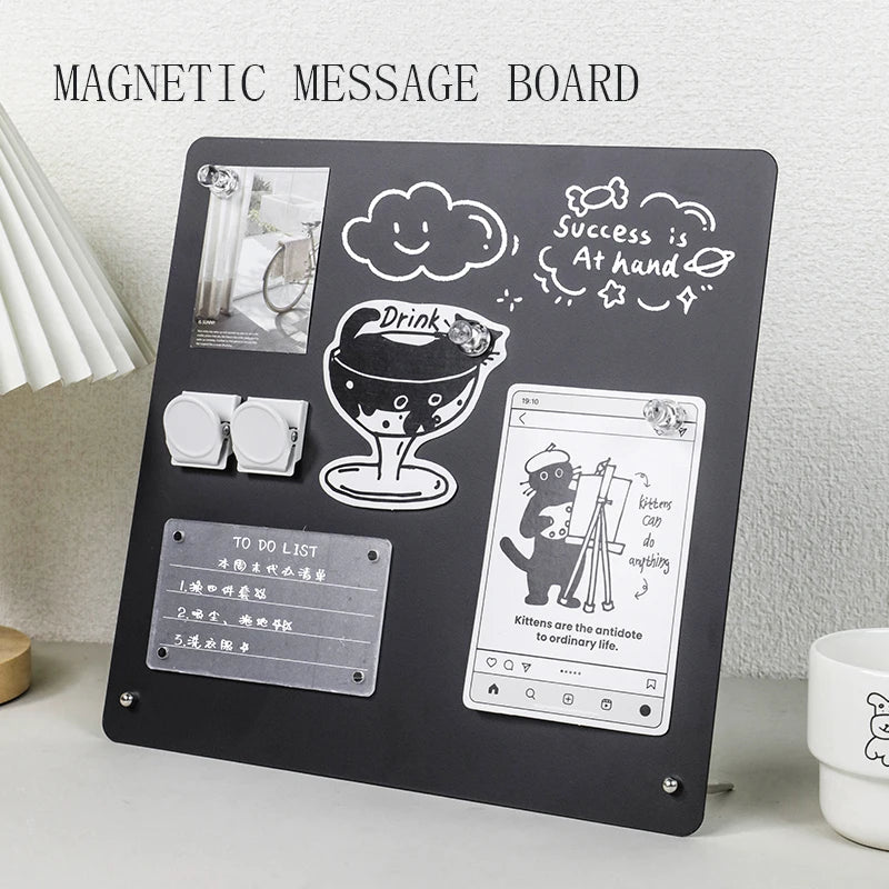 tableau magnétique noir moderne papier listes magnets clips dessins textes blancs minimaliste