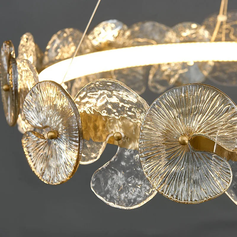 suspension lumineuse moderne dorée transparente disques circulaires texture rugueuse contemporaine élégante chaînes suspendues LED