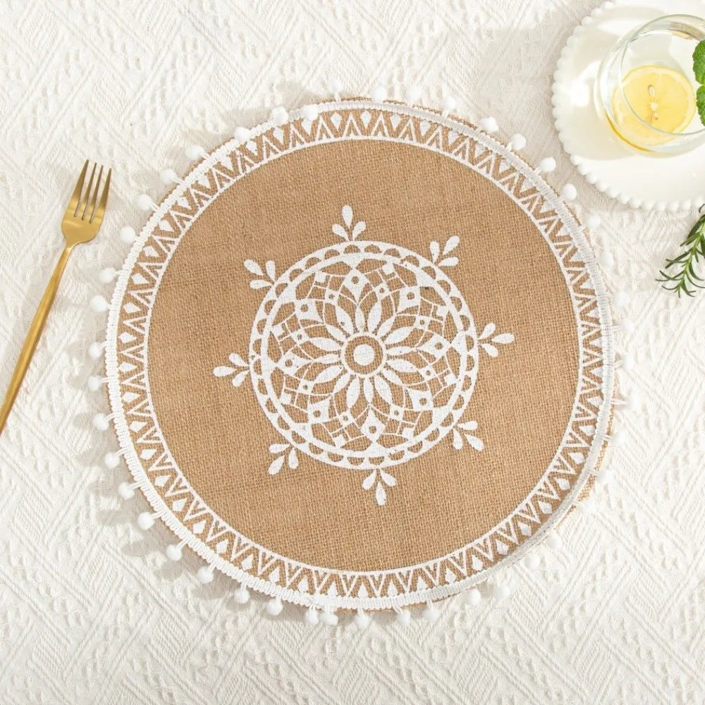 serviettes table boho chic beige noir motifs géométriques franges tissu lin opaques rondes