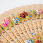 éventail pliant tissu floral bois ajouré motifs gravés couleur rose rouge traditionnel decoratif