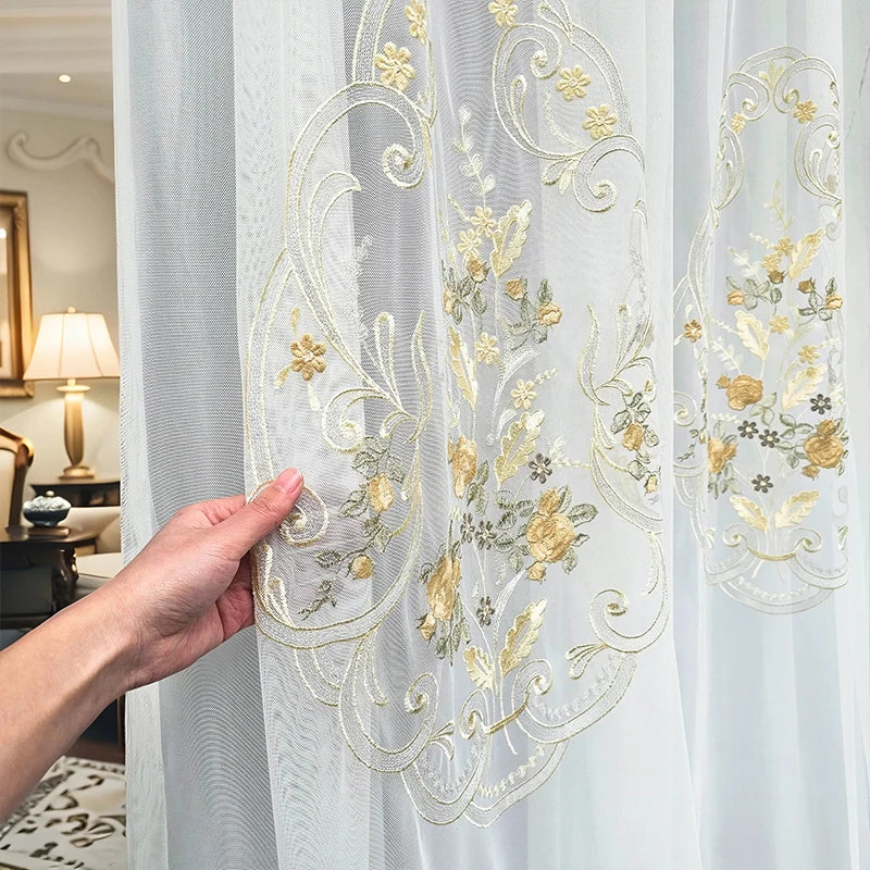 rideau blanc doré broderie florale tulle transparent élégant classique salon chambre luxe