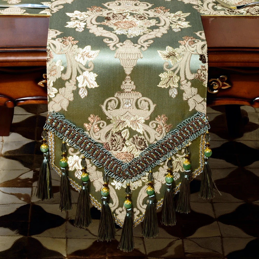 nappe décoration baroque motif floral brodé vert olive marron franges table festive traditionnelle