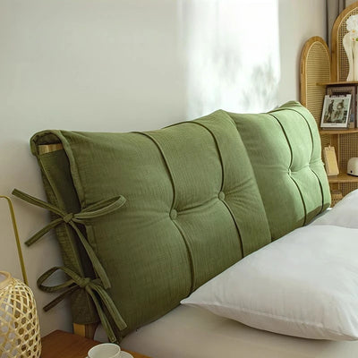 Coussin de tête de lit doux et élégant en couleur bourgogne sur un lit moderne