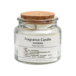 Bougie parfumée en verre avec couvercle en liège, contenant de la cire de soja naturelle et des huiles essentielles pures, pour une expérience relaxante.