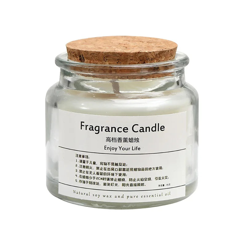 Bougie parfumée en verre avec couvercle en liège, contenant de la cire de soja naturelle et des huiles essentielles pures, pour une expérience relaxante.
