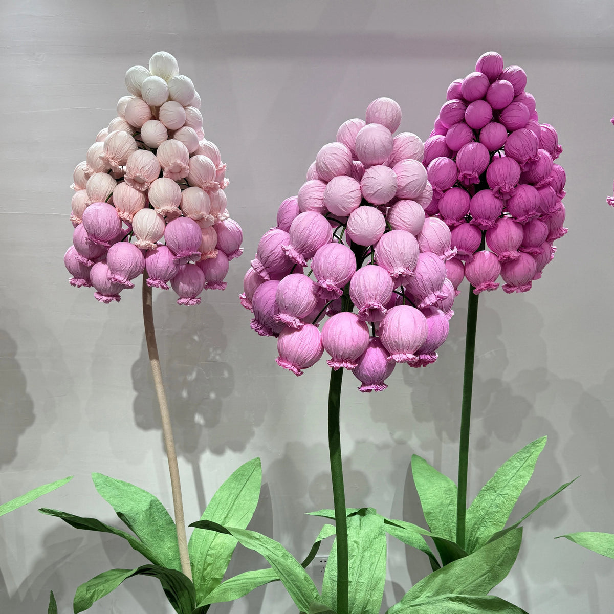 décoration intérieure moderne bouquet fleurs artificielles blanc rose beige