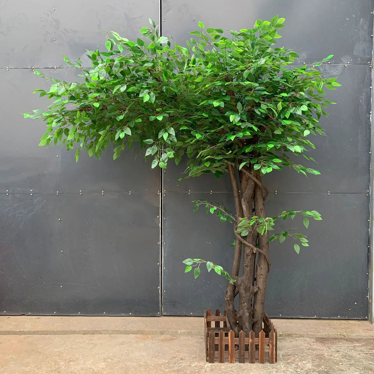 plante verte artificielle arbre banyan extérieur moderne feuilles vertes tronc brun herbe synthétique exposition