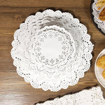Décoration de table avec napperons dentelle blanche