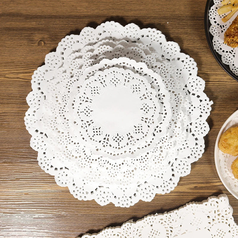 Décoration de table avec napperons dentelle blanche