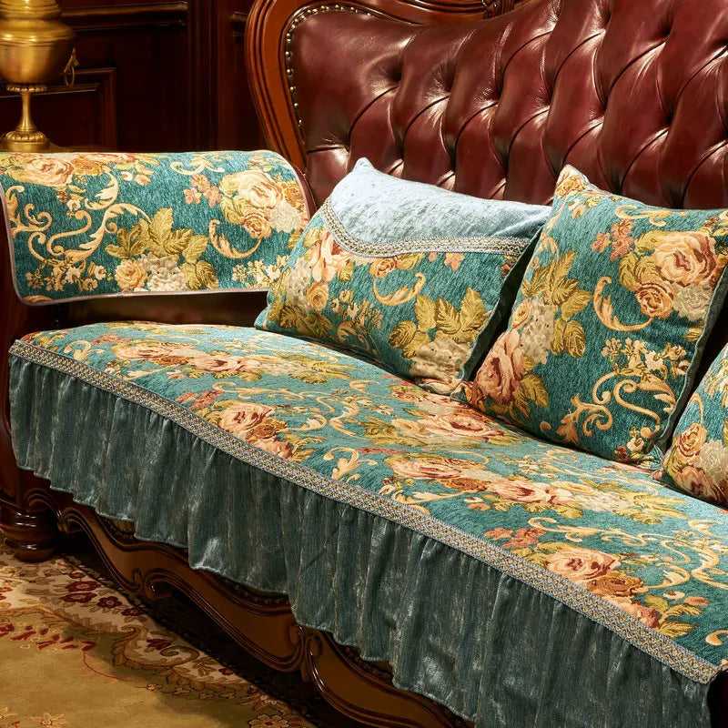 Un canapé rembourré de velours vert avec des motifs floraux dorés, posé sur un meuble en bois sombre, créant une ambiance chaleureuse et élégante dans une pièce aux accents traditionnels.