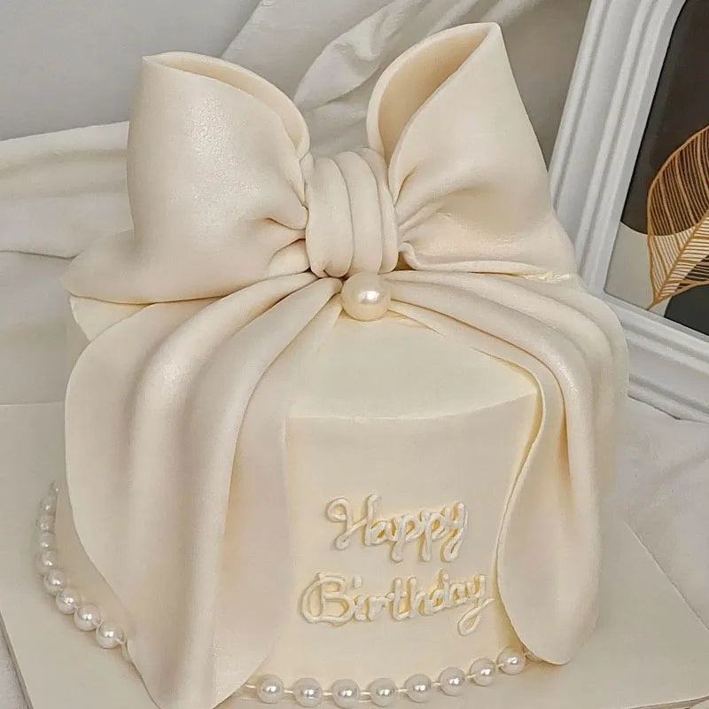 gâteau factice décoration mariage anniversaire noël valentin blanc rose rubans festive moderne