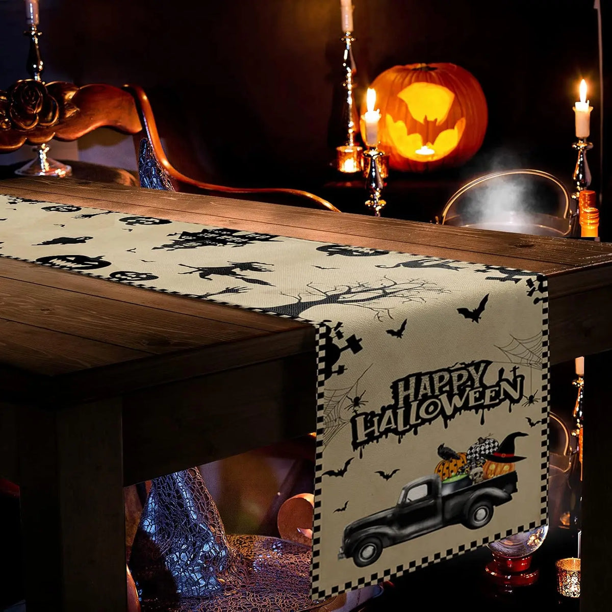 Une scène d'ambiance automnale avec une citrouille sculptée, des bougies allumées et une affiche de décoration pour l'Halloween.