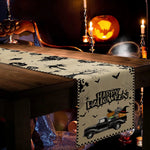 Une scène d'ambiance automnale avec une citrouille sculptée, des bougies allumées et une affiche de décoration pour l'Halloween.