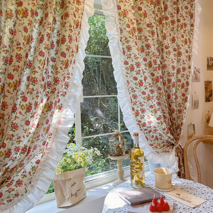 rideau fenêtre vintage fleurs motif romantique blanc rouge jaune vert campagnard