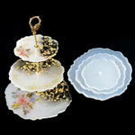 support gâteaux trois niveaux blanc or texture marbrée motifs floraux vis dorées rondelles blanches