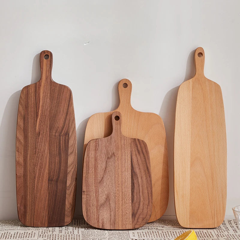 planche découper bois marron grain naturel moderne rustique poignée anneau double face respectueuse environnement