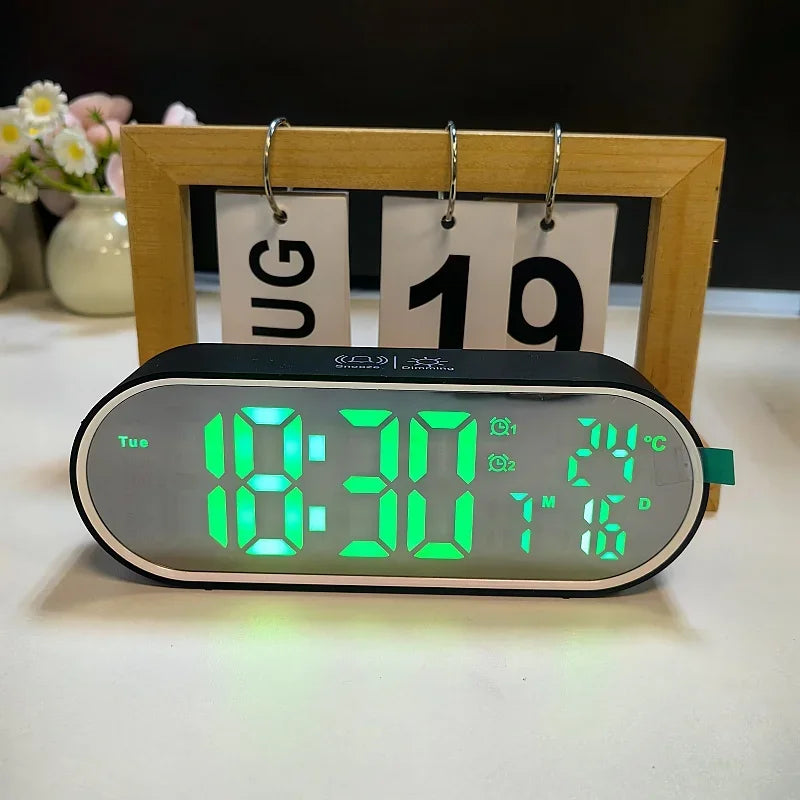 horloge numérique moderne écran led blanc noir vert compact rechargeable alarmes snooze acoustic control