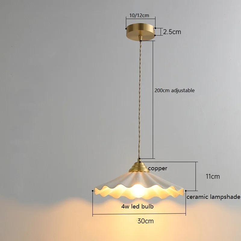 lampe suspendue céramique blanc doré moderne vintage 30cm large diffuseur ondulé opaqué chaîne