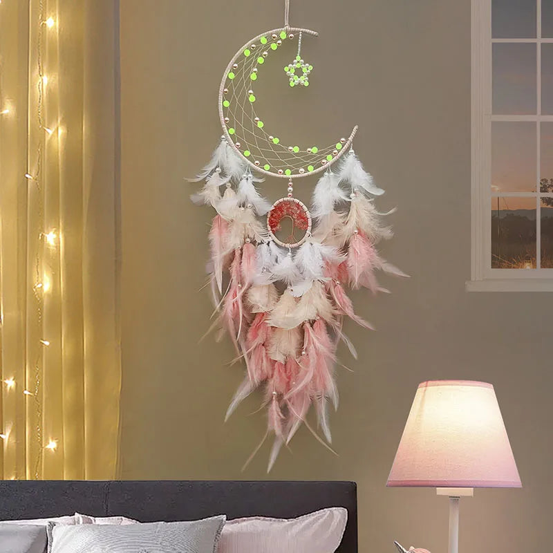Rêve lumineux : une lune et des étoiles de couleur verte ornées de plumes roses et blanches, un capteur de rêves suspendu dans un décor cosy.