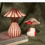décoration moderne figurines champignons rayures abstraites couleurs variées beige rouge marron