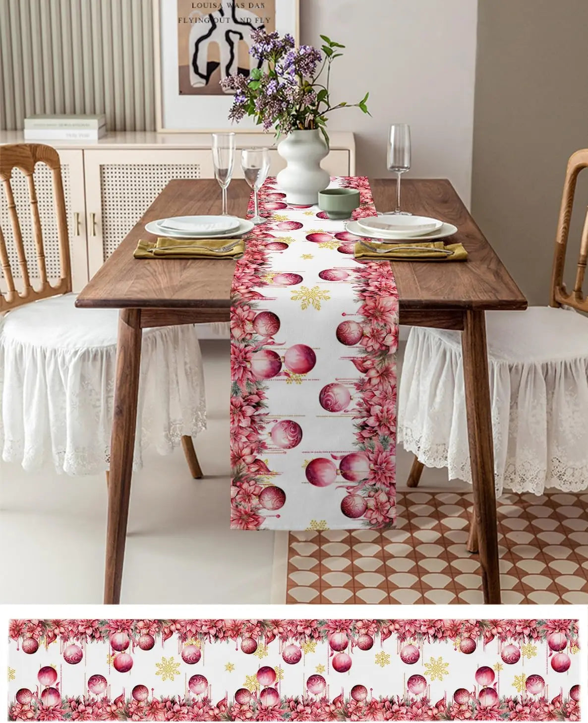 Cette image montre une table dressée avec des assiettes, des verres, des couverts et un chemin de table décoratif aux motifs de fleurs et de fruits rouges sur fond blanc. L'ensemble dégage une ambiance chaleureuse et festive.