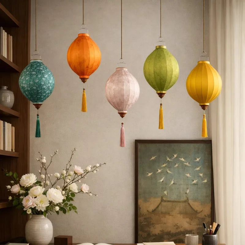 lanternes traditionnelles imprimées fleurs dorées opaques couleurs vives tissu anniversaire noël fêtes