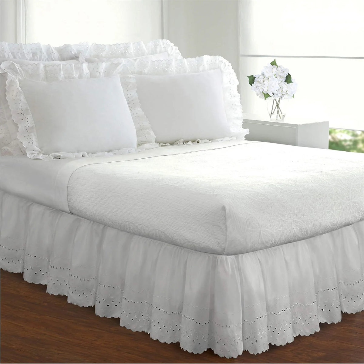 jupe lit blanche brodée fleurs volants dentelle classique élégante lit double grand