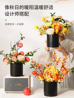 décoration intérieure moderne fleurs artificielles vase noir roses arrondies éléments dorés asiatique