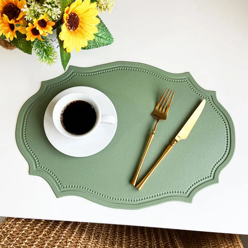 assiettes classiques opaques vert gris beige rose pâle 30x43cm lisses dorées cuillères