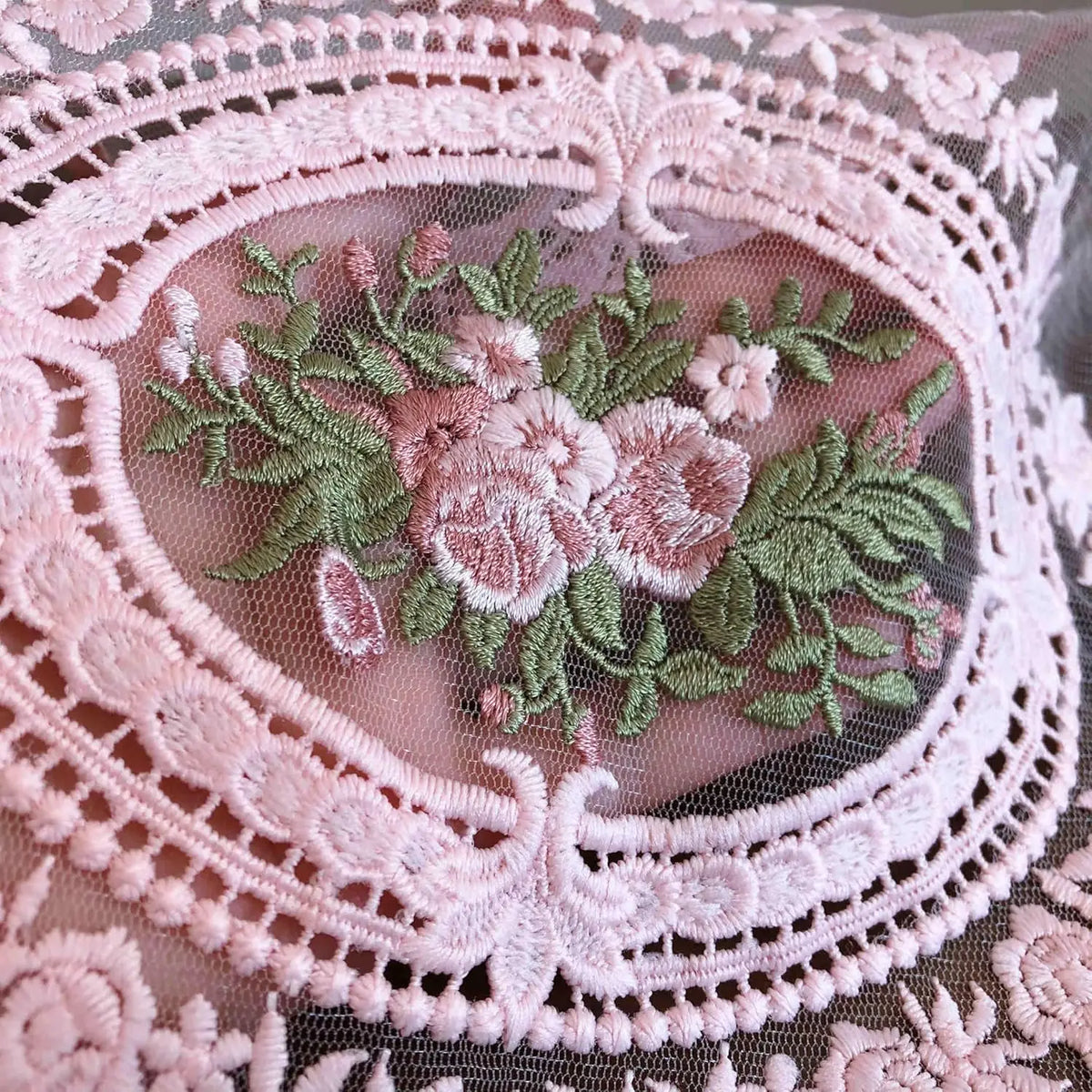 dentelle rose vintage tapis ovale floral brodé transparent romantique table erotique