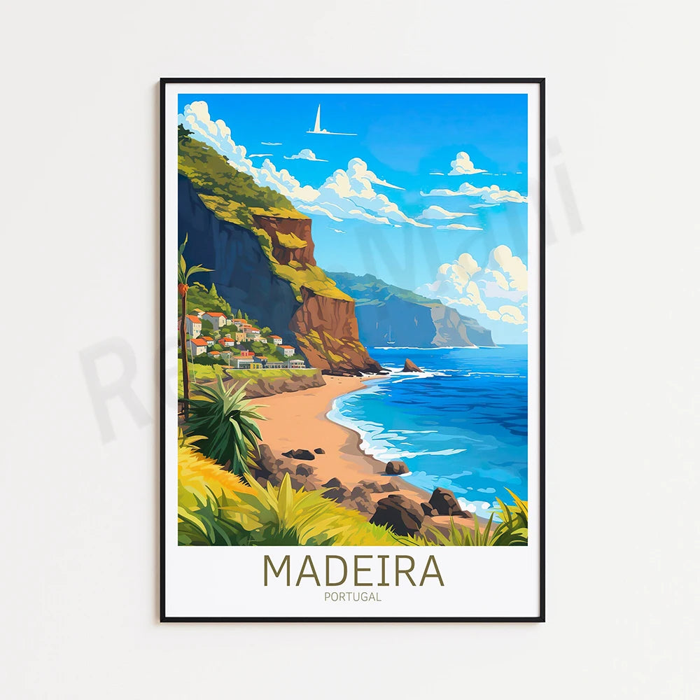 Une vue pittoresque de la côte de Madère, au Portugal, avec ses falaises escarpées, sa plage de sable doré et ses maisons colorées niché dans la verdure luxuriante, sous un ciel bleu azur avec des nuages blancs.