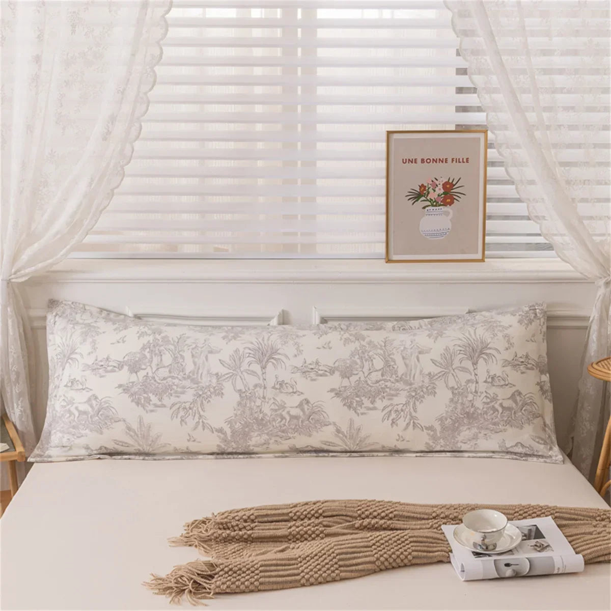 housse coussin coton lavé motif fleurs blanc gris décoration chambre salon canapé maison