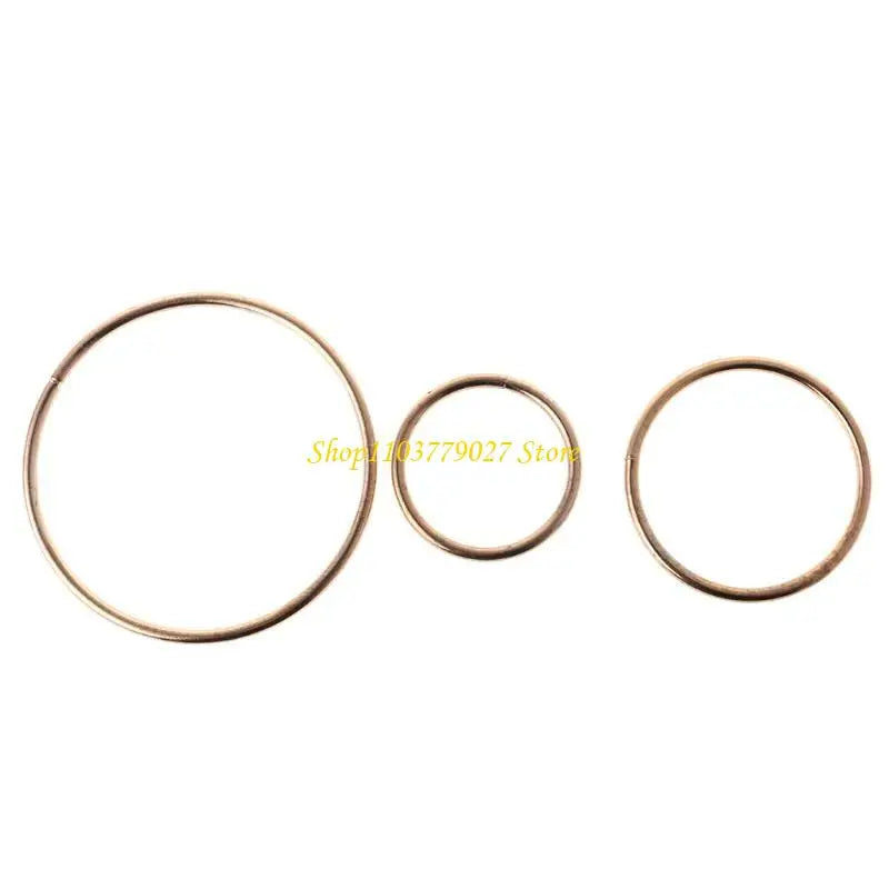 anneaux métalliques or rose lisses minimaliste ensemble anneaux différentes tailles métal opaques salon chambre