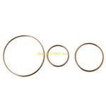 anneaux métalliques or rose lisses minimaliste ensemble anneaux différentes tailles métal opaques salon chambre