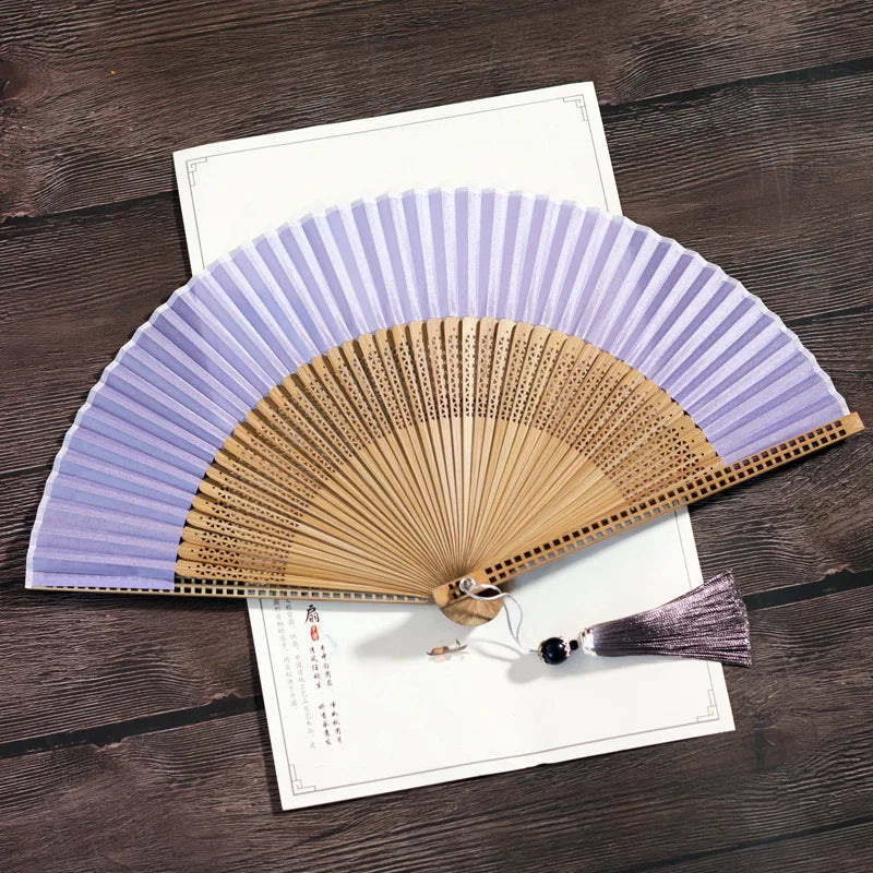 éventail traditionnel violetclair noir rouge vertpastel soie bambou rayures horizontales pompon