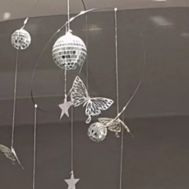 mobile décoratif moderne étoiles boules disco papillons iridescent argent bleu rose noir blanc festive