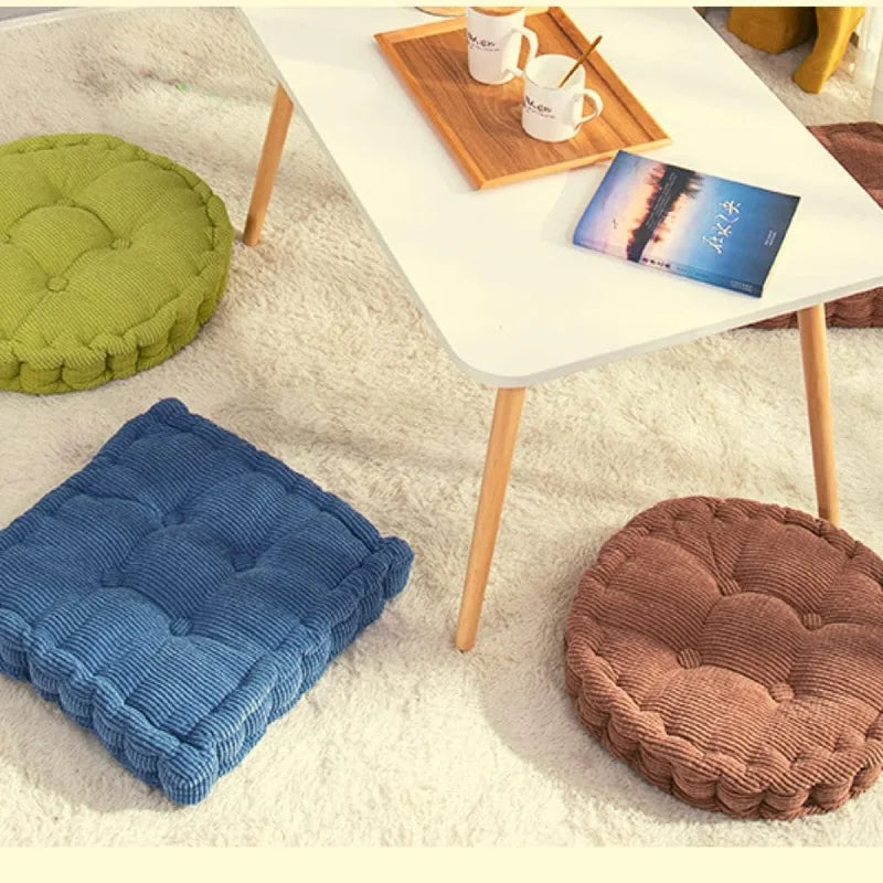 Coussin rond décoratif sur un tapis dans un salon moderne