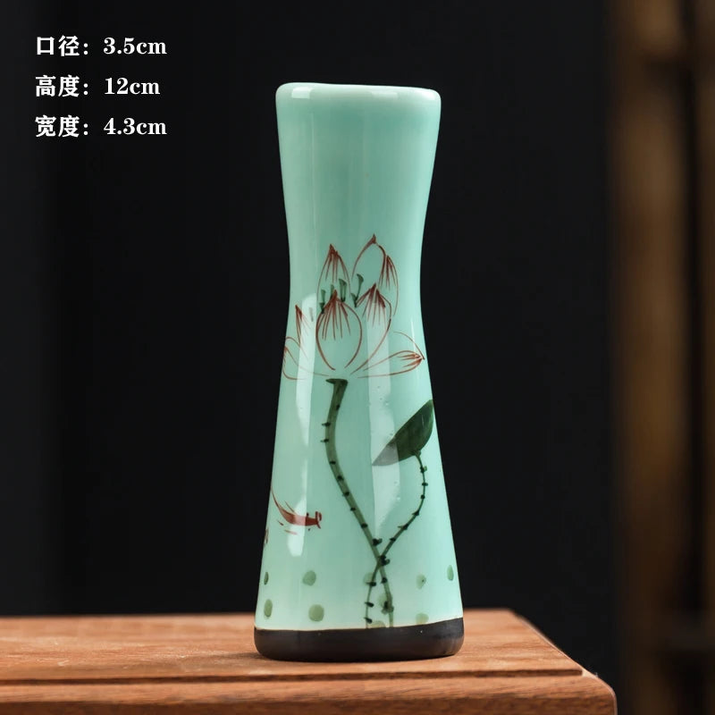 Vase décoratif en verre dépoli vert avec motif floral abstraite et touches de couleurs.