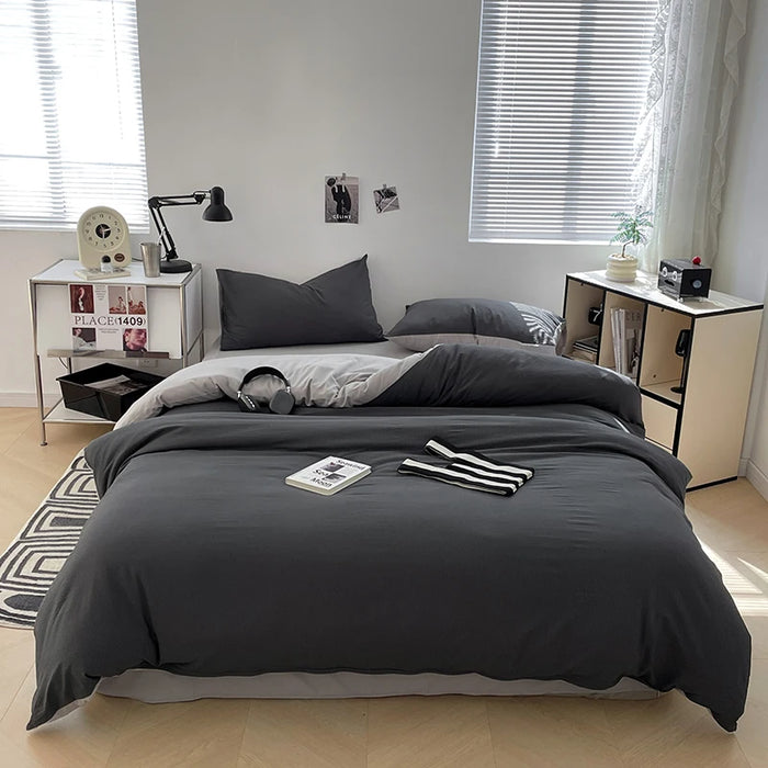 Housse de couette microfibre brossée gris foncé sur lit 200x220 cm