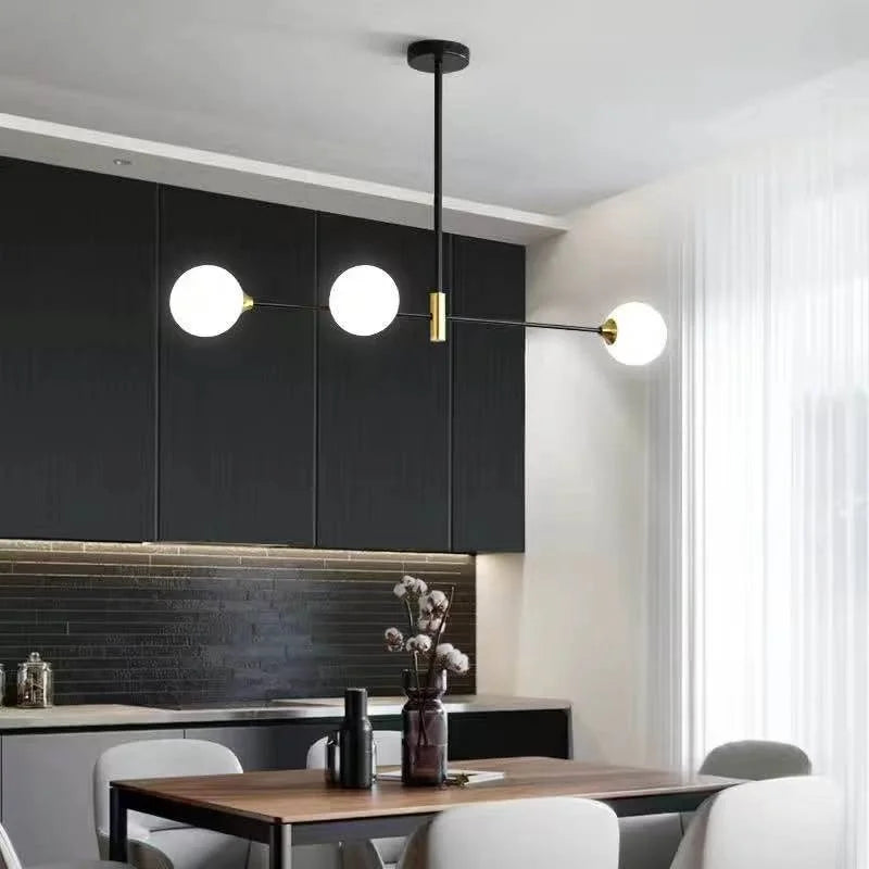 suspension lumineuse moderne minimaliste noir doré blanc sphères translucides métal poli