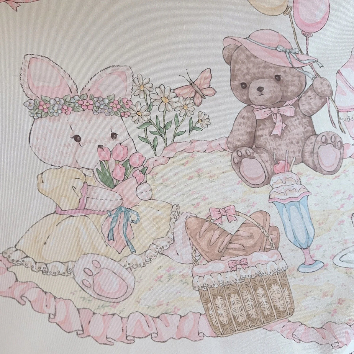 Tapisserie rose Kawaii avec design anime et jardin