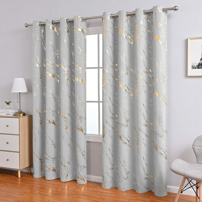 Rideaux élégants en tissu gris argenté de haute qualité, parfaitement drapés pour ajouter une touche de sophistication à l'intérieur de la maison. Ces rideaux, à la fois luxueux et fonctionnels, sont idéaux pour filtrer la lumière et créer une atmosphère apaisante. Leur couleur grise argentée ajoute une sensation moderne et chic, parfaitement adaptée aux décors contemporains.
