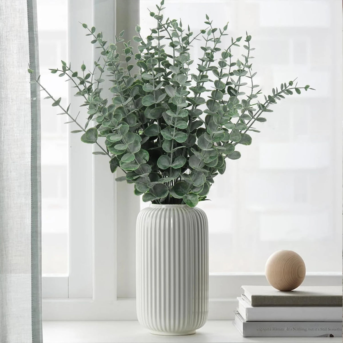 vase blanc moderne fleurs artificielles feuilles vertes décoration table intérieure
