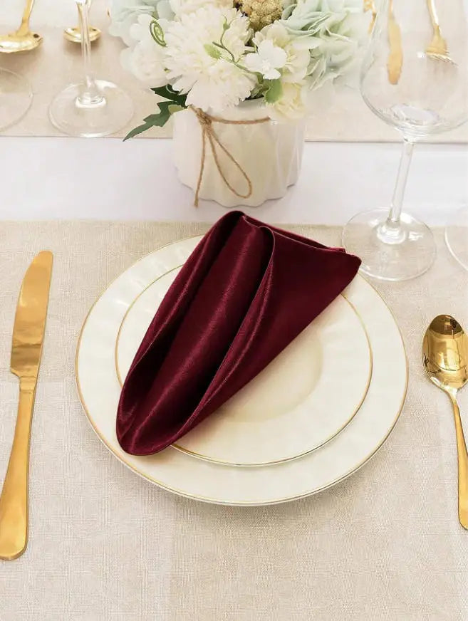 serviettes table rouge bordeaux satinées classiques polyester événements festifs fourchettes couteaux cuillères dorées pack