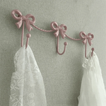 porte serviettes vintage rose ruban décoratif serviettes blanches rose jouets bébé