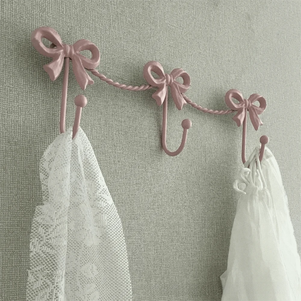 porte serviettes vintage rose ruban décoratif serviettes blanches rose jouets bébé