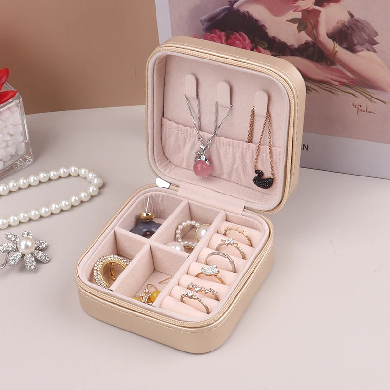 boîte bijoux zippée velours rose pâle moderne élégante femme bracelet boucles doreilles collier montre