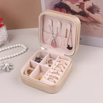 boîte bijoux zippée velours rose pâle moderne élégante femme bracelet boucles doreilles collier montre