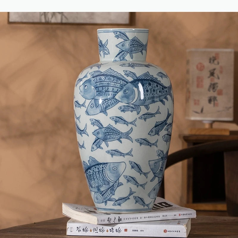 vase céramique poissons bleus blancs décoration asiatique traditionnelle brillance lisse fleurs livres tableau oiseaux