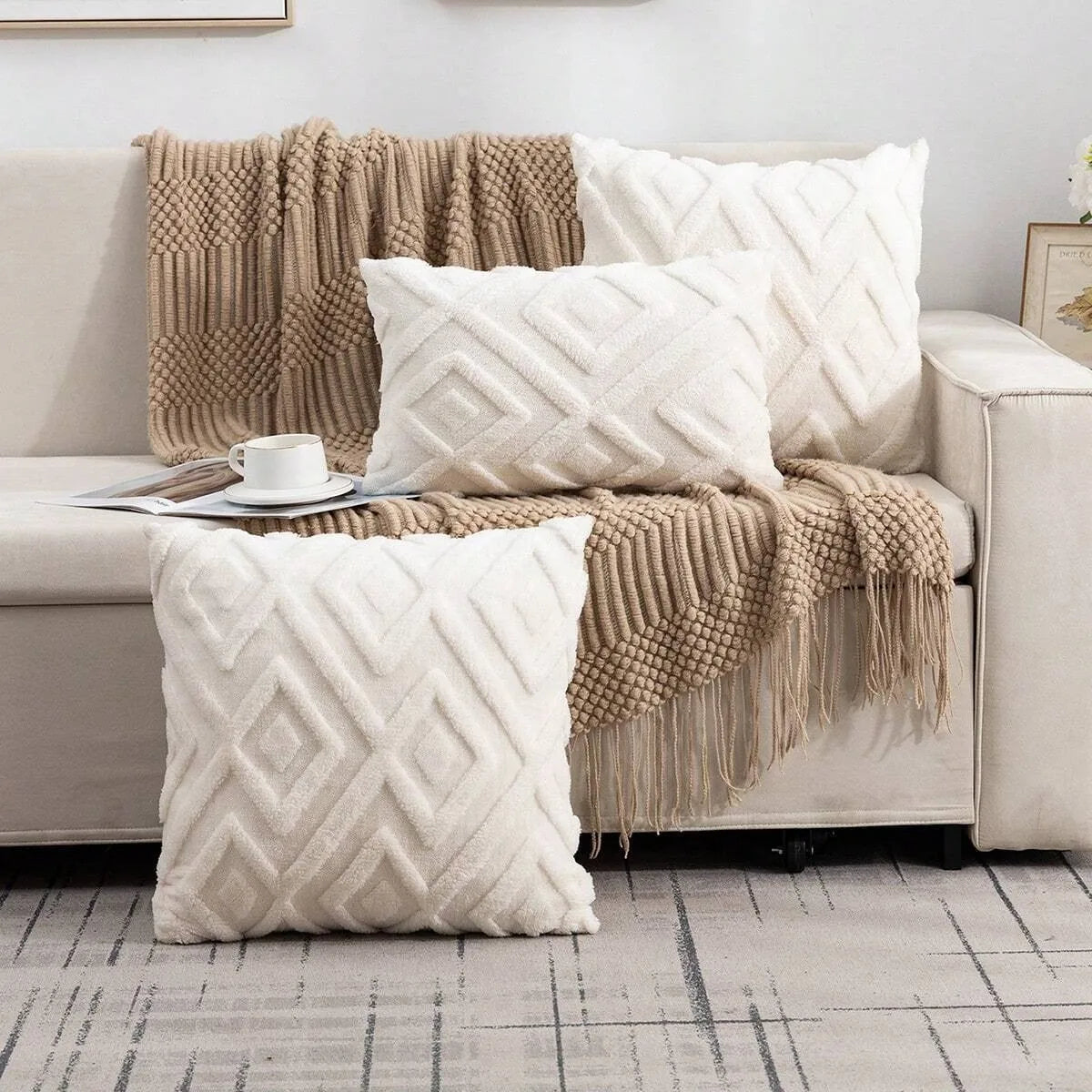 coussin carré moderne géométrique rose clair jaune gris polyester opaque maison hospitalière decoration intérieur